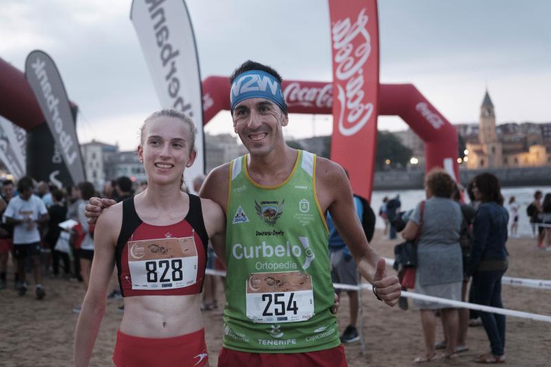 Xavi Tomasa logró su segunda victoria en la prueba celebrada en el arenal gijonés, donde la madrileña Claudia Gómez se impuso en categoría femenina