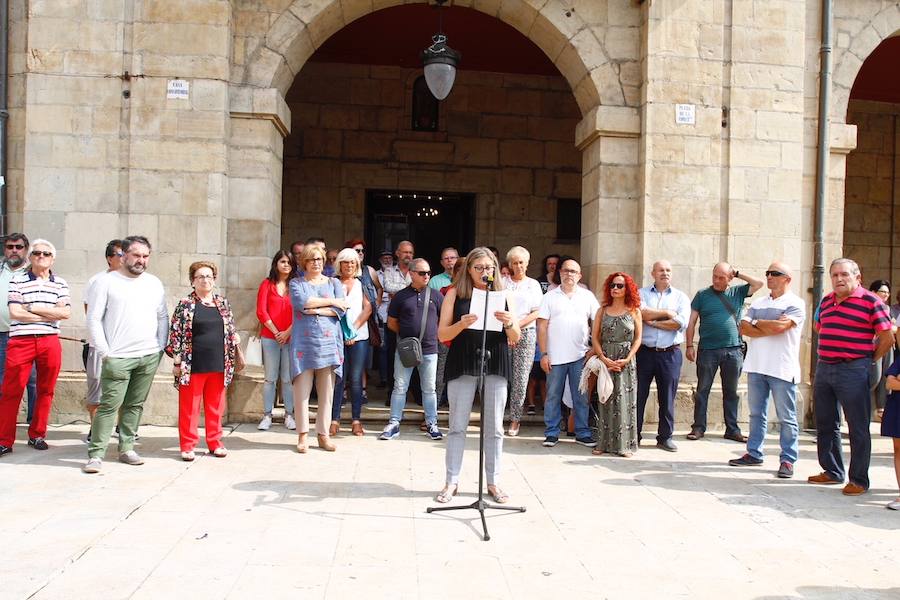 Oviedo, Gijón, Avilés, Llanes, Ribadesella, Mieres... Cientos de ciudadanos y representantes municipales han participado en las concentraciones silenciosas convocadas ante los ayuntamientos de toda la región en rechazo al crimen que acabó con la vida del concejal llanisco Javier Ardines. 