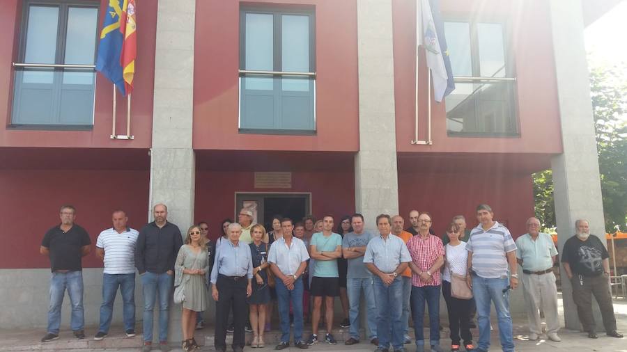 Oviedo, Gijón, Avilés, Llanes, Ribadesella, Mieres... Cientos de ciudadanos y representantes municipales han participado en las concentraciones silenciosas convocadas ante los ayuntamientos de toda la región en rechazo al crimen que acabó con la vida del concejal llanisco Javier Ardines. 