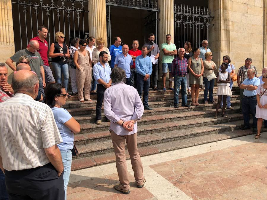 Oviedo, Gijón, Avilés, Llanes, Ribadesella, Mieres... Cientos de ciudadanos y representantes municipales han participado en las concentraciones silenciosas convocadas ante los ayuntamientos de toda la región en rechazo al crimen que acabó con la vida del concejal llanisco Javier Ardines. 
