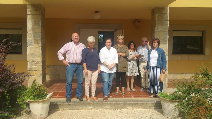 Oviedo, Gijón, Avilés, Llanes, Ribadesella, Mieres... Cientos de ciudadanos y representantes municipales han participado en las concentraciones silenciosas convocadas ante los ayuntamientos de toda la región en rechazo al crimen que acabó con la vida del concejal llanisco Javier Ardines. 