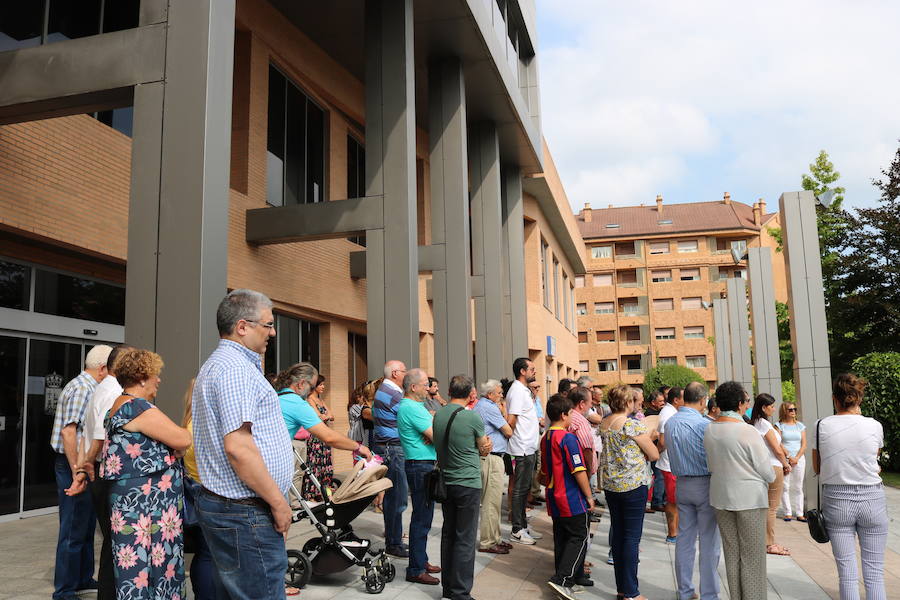 Oviedo, Gijón, Avilés, Llanes, Ribadesella, Mieres... Cientos de ciudadanos y representantes municipales han participado en las concentraciones silenciosas convocadas ante los ayuntamientos de toda la región en rechazo al crimen que acabó con la vida del concejal llanisco Javier Ardines. 