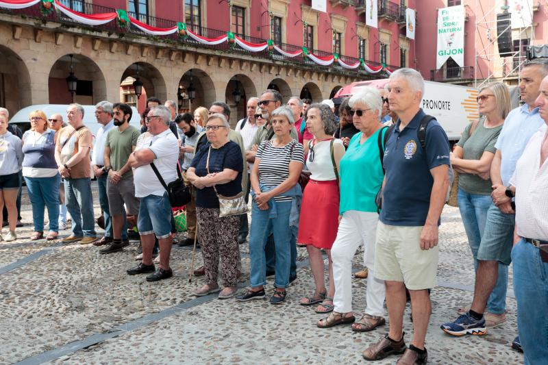 Oviedo, Gijón, Avilés, Llanes, Ribadesella, Mieres... Cientos de ciudadanos y representantes municipales han participado en las concentraciones silenciosas convocadas ante los ayuntamientos de toda la región en rechazo al crimen que acabó con la vida del concejal llanisco Javier Ardines. 