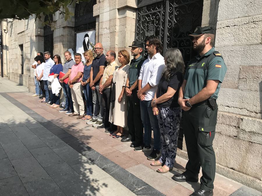 Oviedo, Gijón, Avilés, Llanes, Ribadesella, Mieres... Cientos de ciudadanos y representantes municipales han participado en las concentraciones silenciosas convocadas ante los ayuntamientos de toda la región en rechazo al crimen que acabó con la vida del concejal llanisco Javier Ardines. 