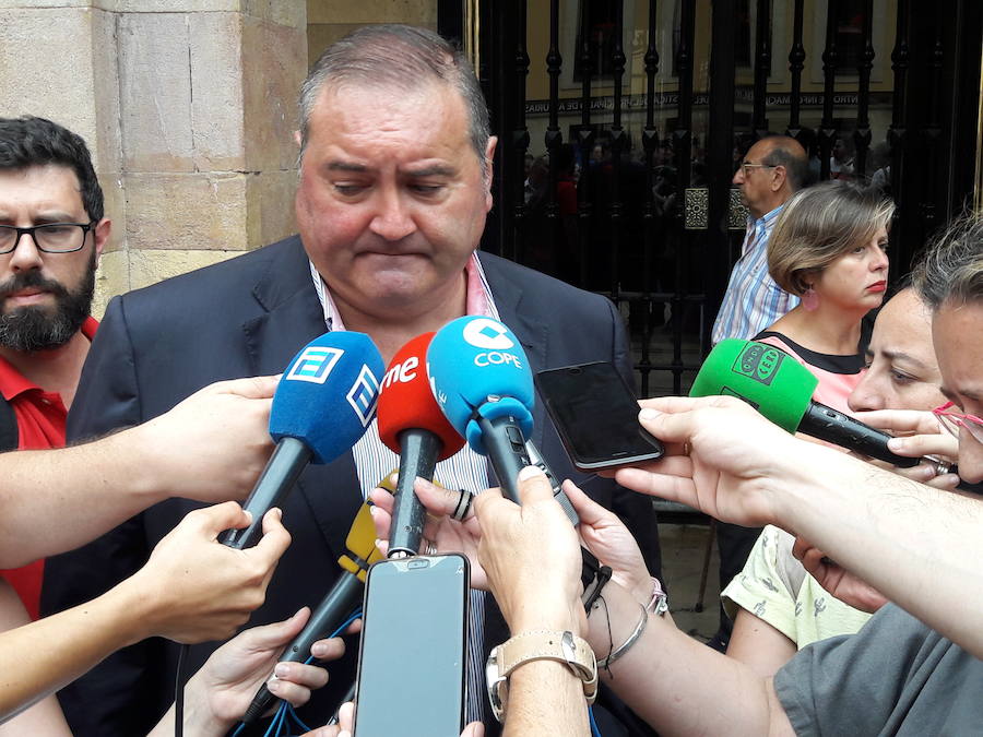 Oviedo, Gijón, Avilés, Llanes, Ribadesella, Mieres... Cientos de ciudadanos y representantes municipales han participado en las concentraciones silenciosas convocadas ante los ayuntamientos de toda la región en rechazo al crimen que acabó con la vida del concejal llanisco Javier Ardines. 