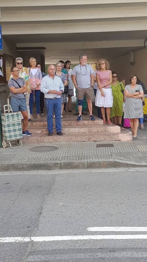 Oviedo, Gijón, Avilés, Llanes, Ribadesella, Mieres... Cientos de ciudadanos y representantes municipales han participado en las concentraciones silenciosas convocadas ante los ayuntamientos de toda la región en rechazo al crimen que acabó con la vida del concejal llanisco Javier Ardines. 
