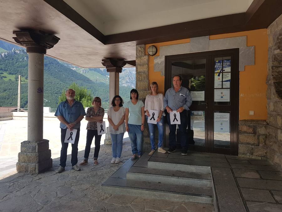 Oviedo, Gijón, Avilés, Llanes, Ribadesella, Mieres... Cientos de ciudadanos y representantes municipales han participado en las concentraciones silenciosas convocadas ante los ayuntamientos de toda la región en rechazo al crimen que acabó con la vida del concejal llanisco Javier Ardines. 