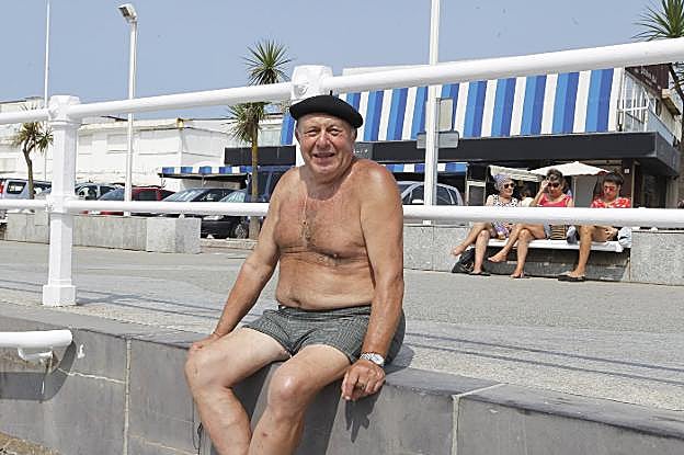 José Luis Rubiera disfruta de la playa de San Lorenzo.