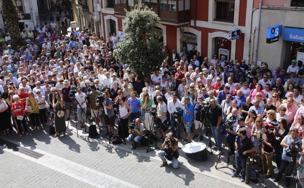 Un millar de personas se dieron cita ante el Ayuntamiento de Llanes para rendir homenaje a Javier Ardines. 