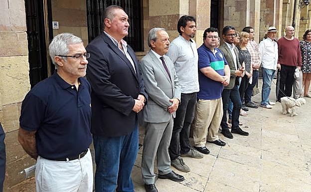 Galería. Desde la izquierda, Gaspar Llamazares, Ramón Argüelles y Wenceslao López en la concentración en Oviedo. 