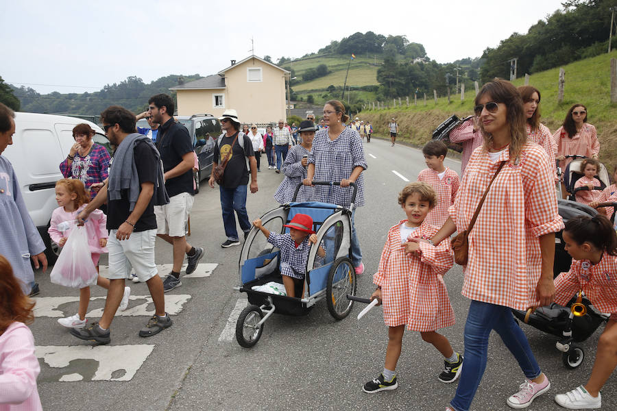 El buen tiempo ha animado a miles de personas a disfrutar de la popular romería llena de música de charangas y gaitas, bastones en alto, chambrones con su 'T' bordada, sidra y muchas ganas de fiesta