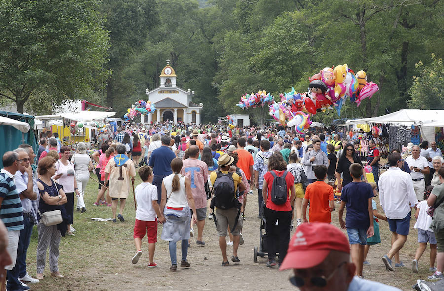 El buen tiempo ha animado a miles de personas a disfrutar de la popular romería llena de música de charangas y gaitas, bastones en alto, chambrones con su 'T' bordada, sidra y muchas ganas de fiesta