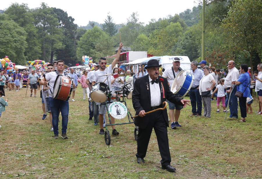 El buen tiempo ha animado a miles de personas a disfrutar de la popular romería llena de música de charangas y gaitas, bastones en alto, chambrones con su 'T' bordada, sidra y muchas ganas de fiesta