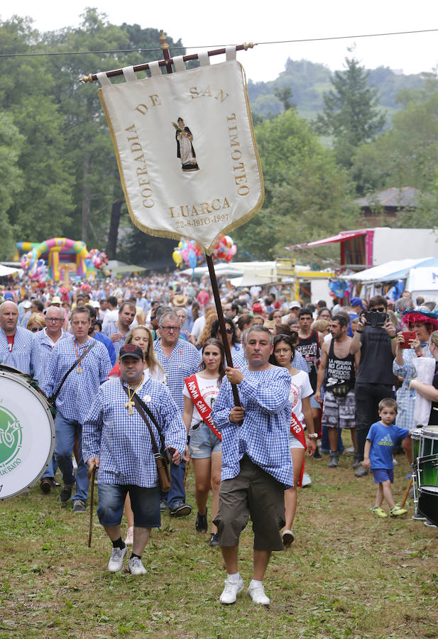 El buen tiempo ha animado a miles de personas a disfrutar de la popular romería llena de música de charangas y gaitas, bastones en alto, chambrones con su 'T' bordada, sidra y muchas ganas de fiesta