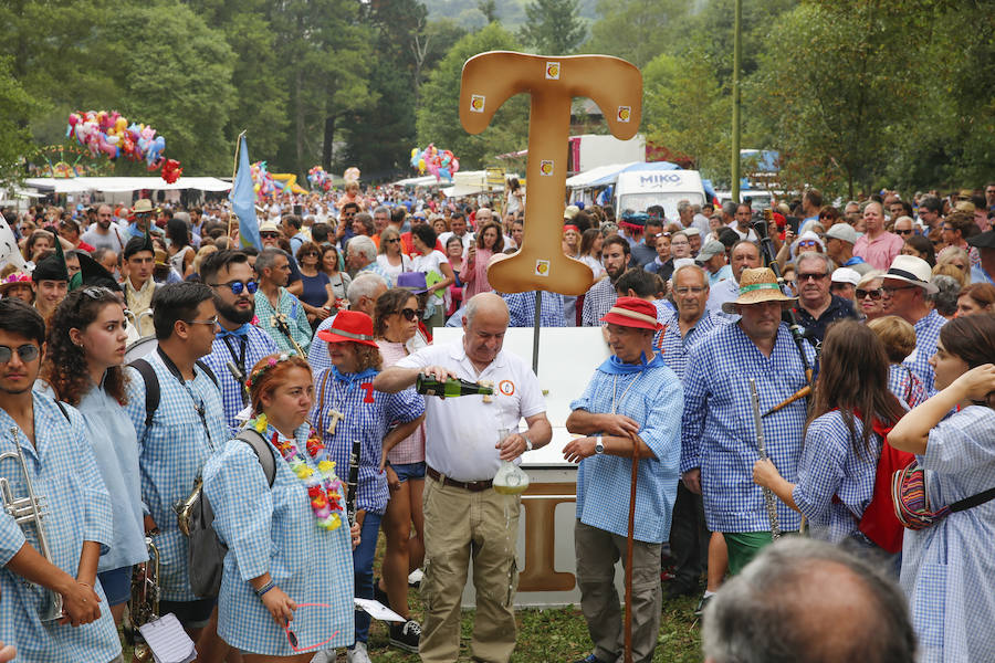 El buen tiempo ha animado a miles de personas a disfrutar de la popular romería llena de música de charangas y gaitas, bastones en alto, chambrones con su 'T' bordada, sidra y muchas ganas de fiesta