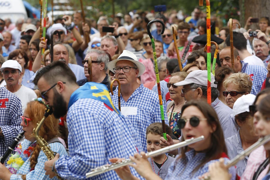 El buen tiempo ha animado a miles de personas a disfrutar de la popular romería llena de música de charangas y gaitas, bastones en alto, chambrones con su 'T' bordada, sidra y muchas ganas de fiesta