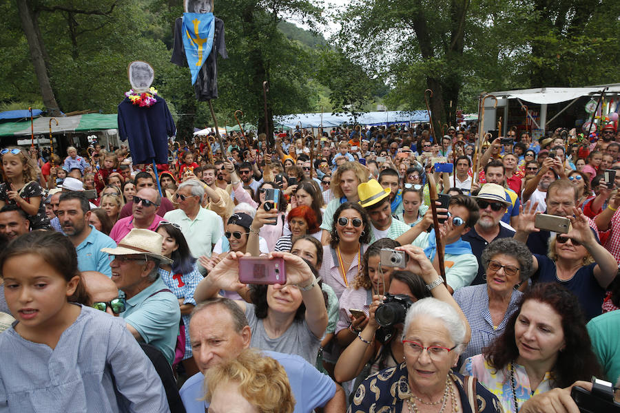 El buen tiempo ha animado a miles de personas a disfrutar de la popular romería llena de música de charangas y gaitas, bastones en alto, chambrones con su 'T' bordada, sidra y muchas ganas de fiesta