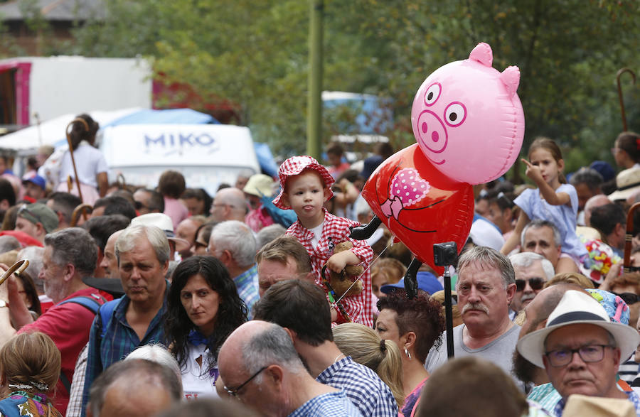 El buen tiempo ha animado a miles de personas a disfrutar de la popular romería llena de música de charangas y gaitas, bastones en alto, chambrones con su 'T' bordada, sidra y muchas ganas de fiesta