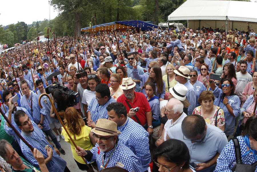 El buen tiempo ha animado a miles de personas a disfrutar de la popular romería llena de música de charangas y gaitas, bastones en alto, chambrones con su 'T' bordada, sidra y muchas ganas de fiesta