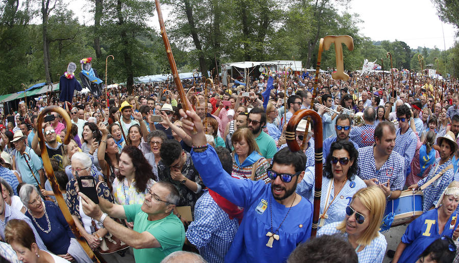 El buen tiempo ha animado a miles de personas a disfrutar de la popular romería llena de música de charangas y gaitas, bastones en alto, chambrones con su 'T' bordada, sidra y muchas ganas de fiesta