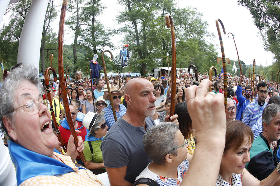 El buen tiempo ha animado a miles de personas a disfrutar de la popular romería llena de música de charangas y gaitas, bastones en alto, chambrones con su 'T' bordada, sidra y muchas ganas de fiesta