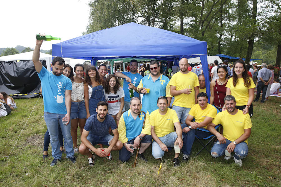 El buen tiempo ha animado a miles de personas a disfrutar de la popular romería llena de música de charangas y gaitas, bastones en alto, chambrones con su 'T' bordada, sidra y muchas ganas de fiesta