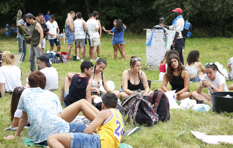 El buen tiempo ha animado a miles de personas a disfrutar de la popular romería llena de música de charangas y gaitas, bastones en alto, chambrones con su 'T' bordada, sidra y muchas ganas de fiesta