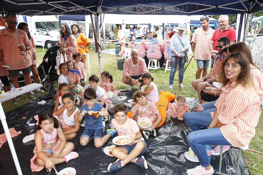 El buen tiempo ha animado a miles de personas a disfrutar de la popular romería llena de música de charangas y gaitas, bastones en alto, chambrones con su 'T' bordada, sidra y muchas ganas de fiesta