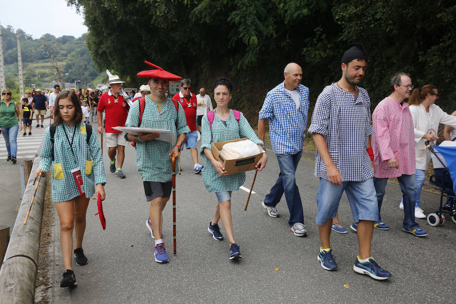 El buen tiempo ha animado a miles de personas a disfrutar de la popular romería llena de música de charangas y gaitas, bastones en alto, chambrones con su 'T' bordada, sidra y muchas ganas de fiesta