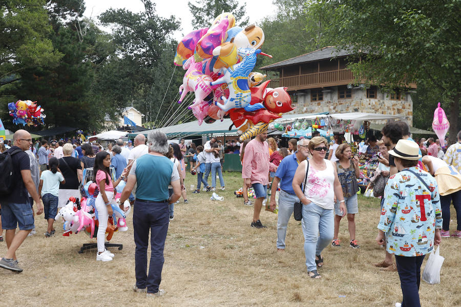 El buen tiempo ha animado a miles de personas a disfrutar de la popular romería llena de música de charangas y gaitas, bastones en alto, chambrones con su 'T' bordada, sidra y muchas ganas de fiesta