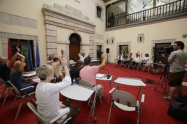 La silla en la que se sentaba en los plenos Javier Ardines, vacía durante la sesión celebrada ayer. 