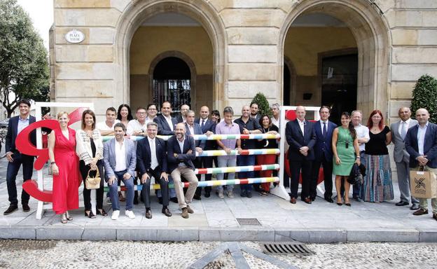 Organizadores, patrocinadores y responsables municipales, tras la presentación oficial del concurso. 