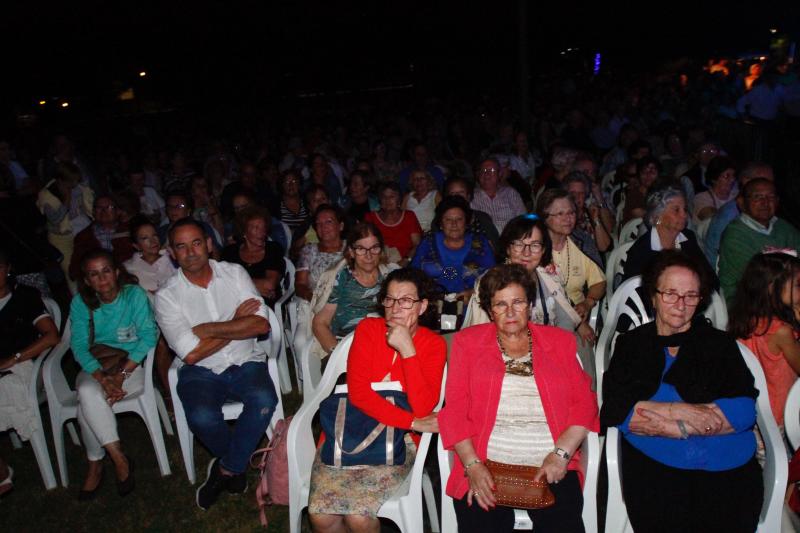 La representación del musical 'Carretera a Avilés', con cincuenta artistas en el quiosco de la músic, llena el parque de Ferrera