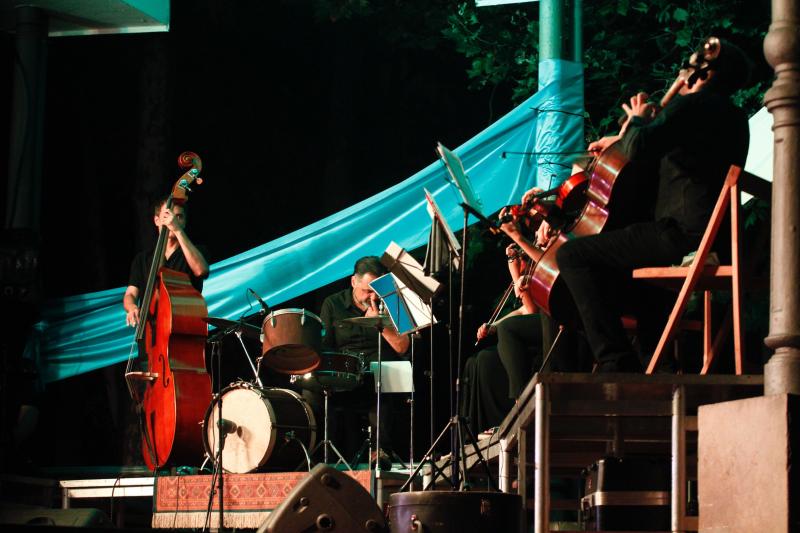 La representación del musical 'Carretera a Avilés', con cincuenta artistas en el quiosco de la músic, llena el parque de Ferrera