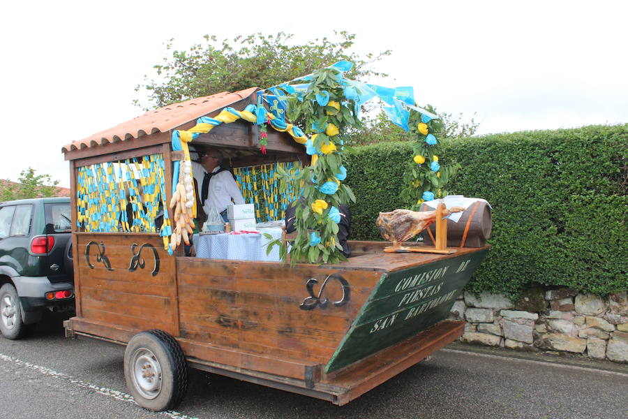 Más de doce carrozas participaron en el tradicional desfile por la carretera principal de la localidad al que siguió la misa cantada por Las Maninas