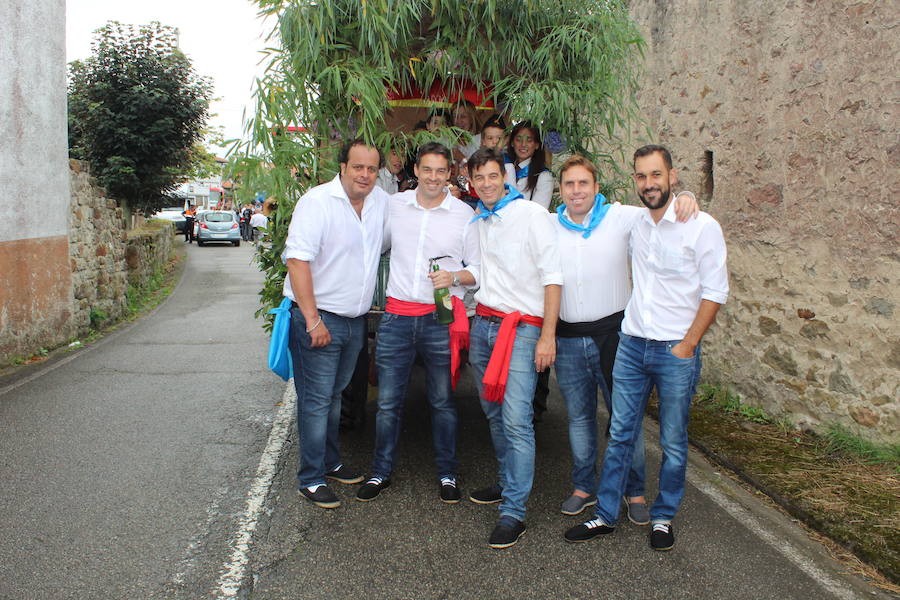 Más de doce carrozas participaron en el tradicional desfile por la carretera principal de la localidad al que siguió la misa cantada por Las Maninas
