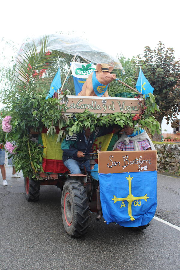 Más de doce carrozas participaron en el tradicional desfile por la carretera principal de la localidad al que siguió la misa cantada por Las Maninas