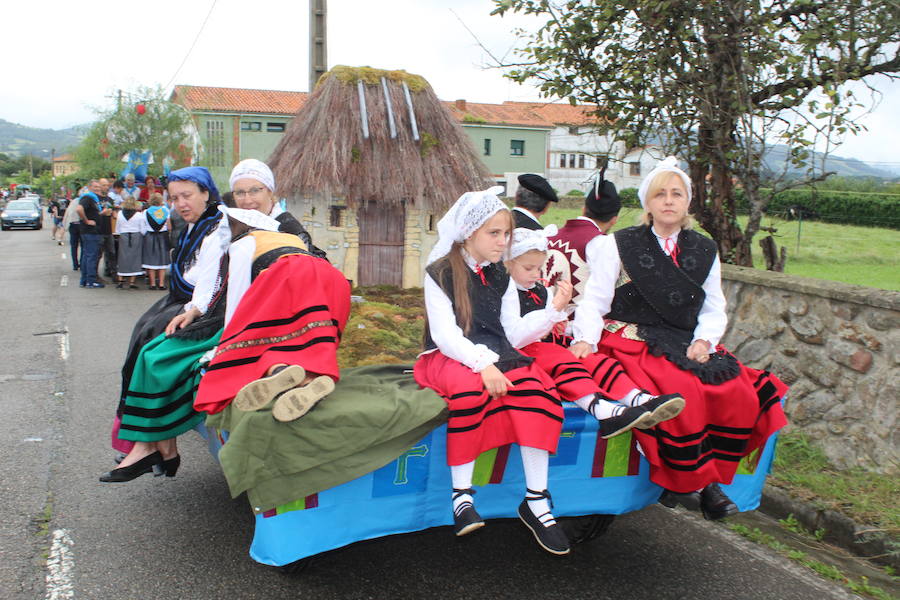 Más de doce carrozas participaron en el tradicional desfile por la carretera principal de la localidad al que siguió la misa cantada por Las Maninas