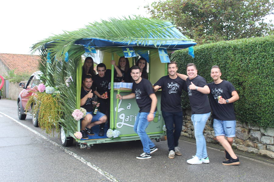 Más de doce carrozas participaron en el tradicional desfile por la carretera principal de la localidad al que siguió la misa cantada por Las Maninas