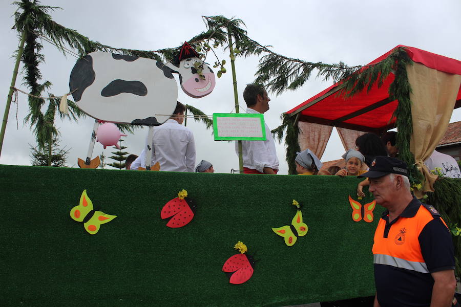 Más de doce carrozas participaron en el tradicional desfile por la carretera principal de la localidad al que siguió la misa cantada por Las Maninas