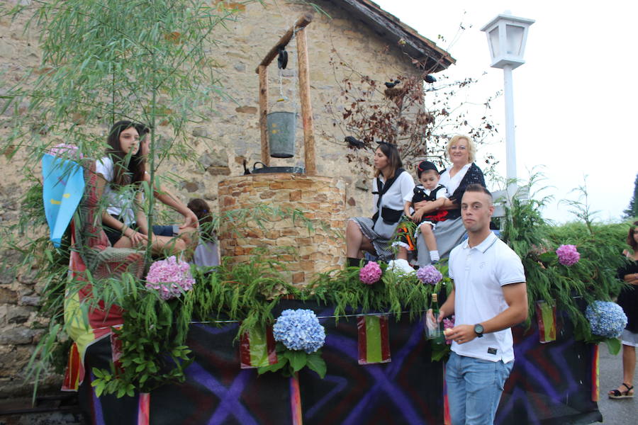 Más de doce carrozas participaron en el tradicional desfile por la carretera principal de la localidad al que siguió la misa cantada por Las Maninas