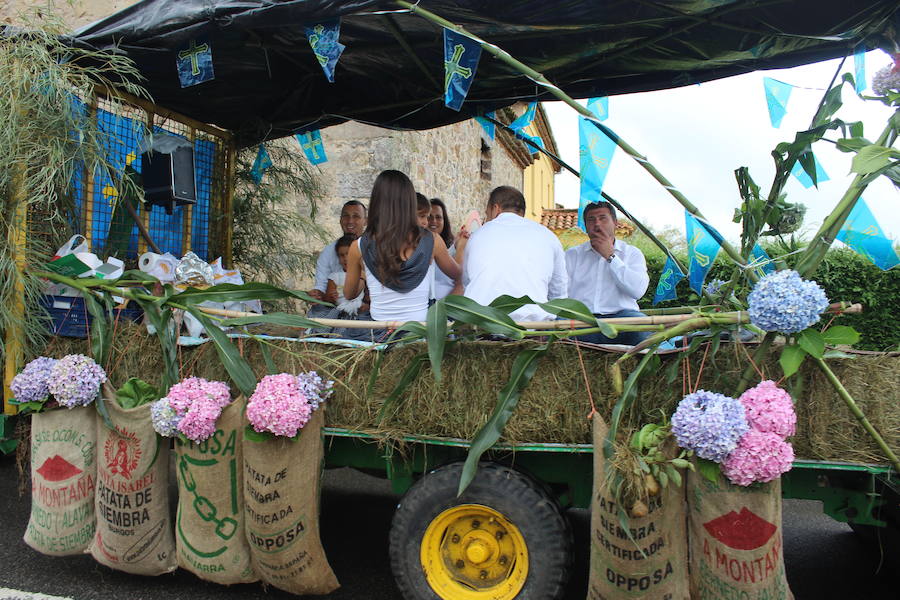 Más de doce carrozas participaron en el tradicional desfile por la carretera principal de la localidad al que siguió la misa cantada por Las Maninas