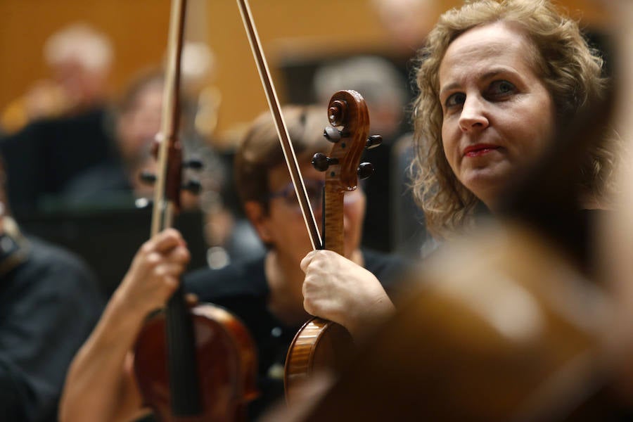 La laureada directora de orquesta Lucía Marín fue la encargada de encabezar la formación