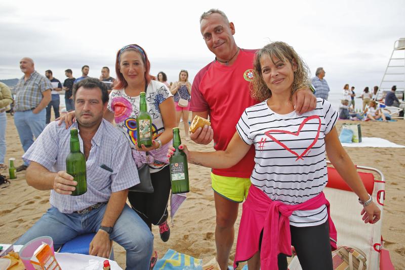 La XXVII edición de la Fiesta de la Sidra Natural de Gijón ha logrado batir hoy de nuevo el récord mundial de escanciado simultáneo de la tradicional bebida asturiana al lograr la participación de 9.580 personas en la playa de Poniente