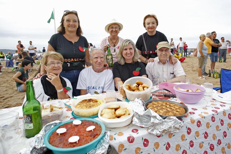 La XXVII edición de la Fiesta de la Sidra Natural de Gijón ha logrado batir hoy de nuevo el récord mundial de escanciado simultáneo de la tradicional bebida asturiana al lograr la participación de 9.580 personas en la playa de Poniente