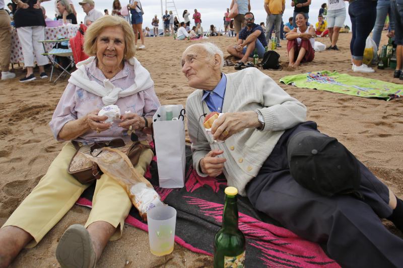 La XXVII edición de la Fiesta de la Sidra Natural de Gijón ha logrado batir hoy de nuevo el récord mundial de escanciado simultáneo de la tradicional bebida asturiana al lograr la participación de 9.580 personas en la playa de Poniente