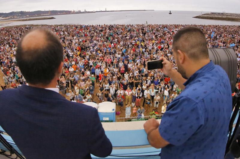 La XXVII edición de la Fiesta de la Sidra Natural de Gijón ha logrado batir hoy de nuevo el récord mundial de escanciado simultáneo de la tradicional bebida asturiana al lograr la participación de 9.580 personas en la playa de Poniente