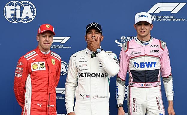 Lewis Hamilton celebra la 'pole', junto a Sebastian Vettel y Esteban Ocon. 