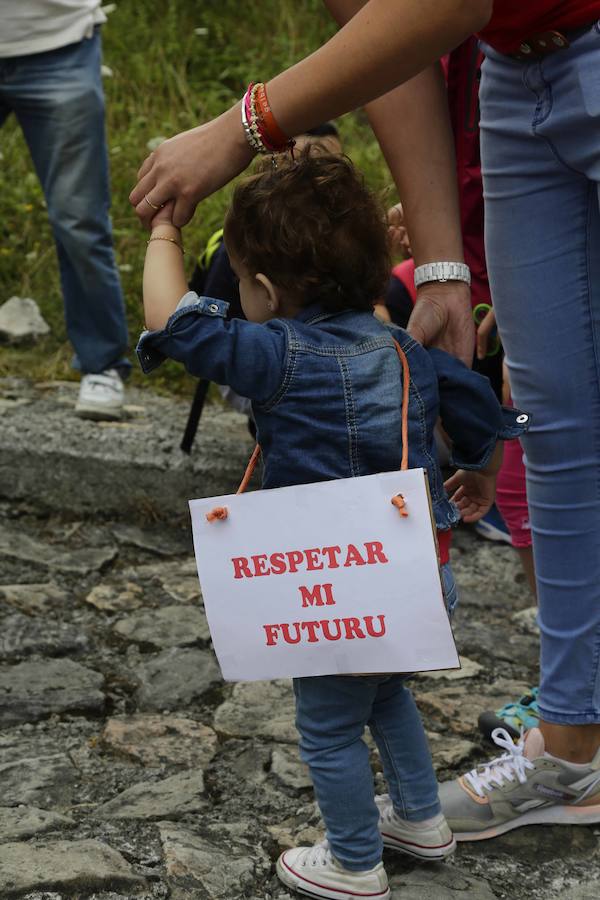 Centenares de ganaderos de la comarca oriental, hartos de los continuos ataques del lobo a sus animales, han cortado la carretera entre el aparcamiento de Obar y Poncebos para reclamar soluciones efectivas