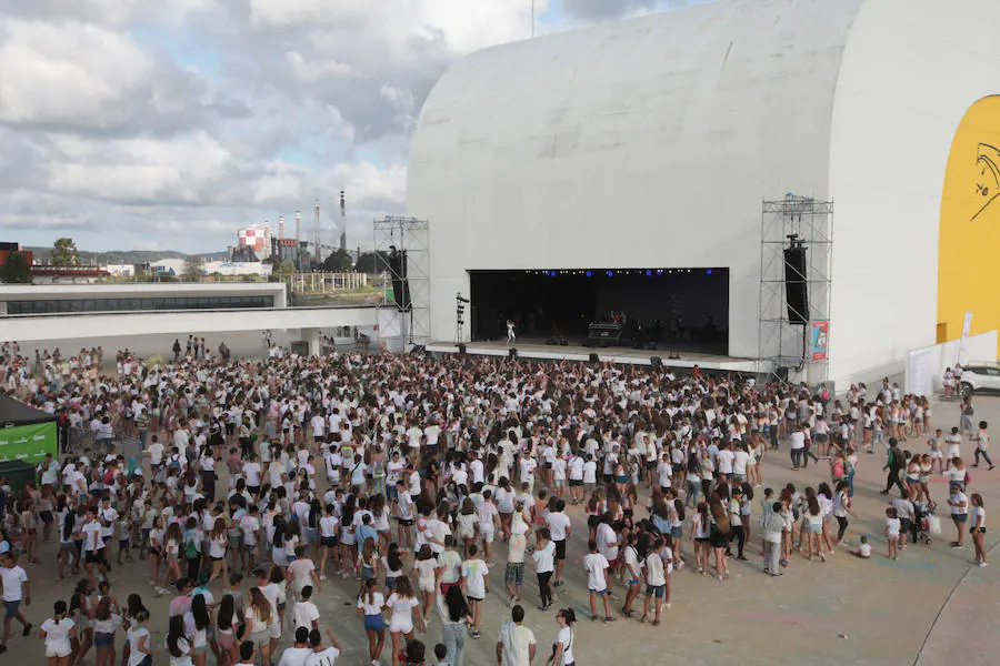 Miles de personas han cubierto el Niemeyer de colores con la celebración de esta fiesta que celebra la alegría